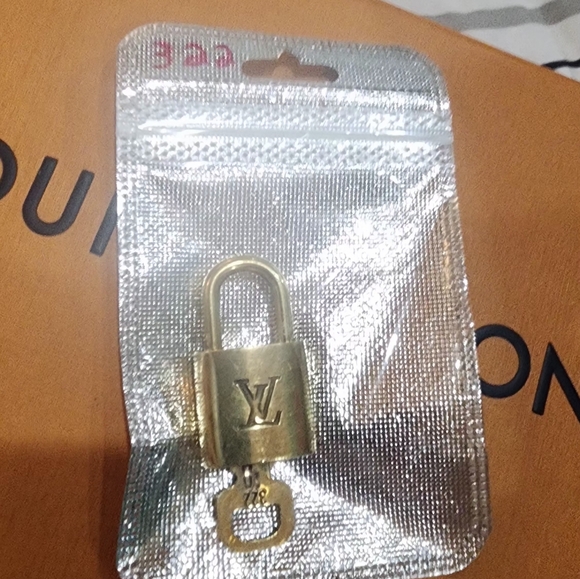 Louis vuitton lock and key set - Picture 4 of 4